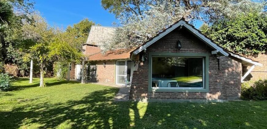 NOTHER 750 , Adrogué , HERMOSO CHALET !!